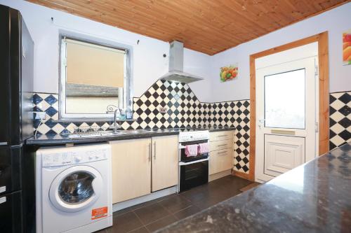 Kitchen, Beautiful Rooms in Edinburgh Cottage Guest House - Free Parking in Danderhall Kitchen, Beautiful Rooms in Edinburgh Cottage Guest House - Free Parking in Danderhall