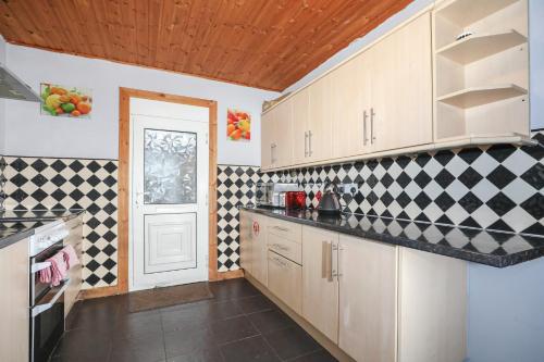 Kitchen, Beautiful Rooms in Edinburgh Cottage Guest House - Free Parking in Danderhall Kitchen, Beautiful Rooms in Edinburgh Cottage Guest House - Free Parking in Danderhall