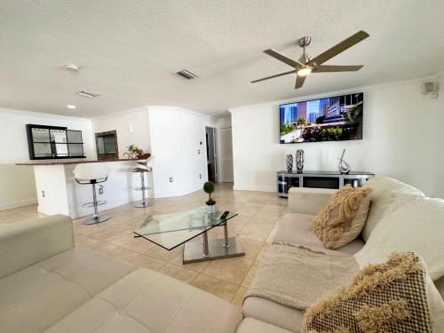 Spacious and Luxurious 4bd 3br House Pool Tub BBQ Private in Country Walk Spacious and Luxurious 4bd 3br House Pool Tub BBQ Private in Country Walk