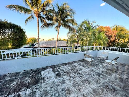 Spacious and Luxurious 4bd 3br House Pool Tub BBQ Private in Country Walk Spacious and Luxurious 4bd 3br House Pool Tub BBQ Private in Country Walk