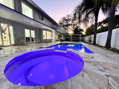 Spacious and Luxurious 4bd 3br House Pool Tub BBQ Private in Country Walk Spacious and Luxurious 4bd 3br House Pool Tub BBQ Private in Country Walk