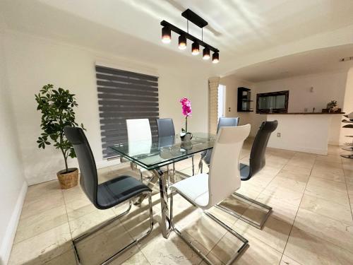 Spacious and Luxurious 4bd 3br House Pool Tub BBQ Private in Country Walk Spacious and Luxurious 4bd 3br House Pool Tub BBQ Private in Country Walk