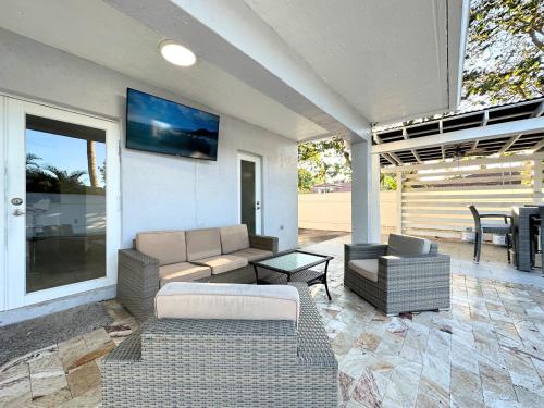 Spacious and Luxurious 4bd 3br House Pool Tub BBQ Private in Country Walk Spacious and Luxurious 4bd 3br House Pool Tub BBQ Private in Country Walk