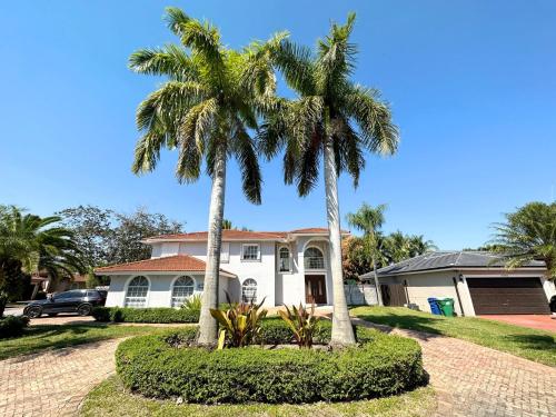 Spacious and Luxurious 4bd 3br House Pool Tub BBQ Private in Country Walk Spacious and Luxurious 4bd 3br House Pool Tub BBQ Private in Country Walk