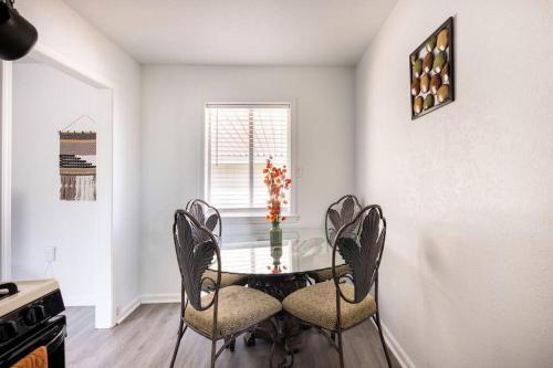 บริการและสิ่งอำนวยความสะดวก, Misha’s Hunn Cottage in ยูบา ซิตี้ (CA) บริการและสิ่งอำนวยความสะดวก, Misha’s Hunn Cottage in ยูบา ซิตี้ (CA)