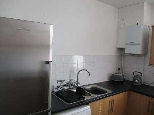 Kitchen, 3 Bed Flat - Sleeps 5 - Garden - Parking - Wifi in Ryde East Kitchen, 3 Bed Flat - Sleeps 5 - Garden - Parking - Wifi in Ryde East