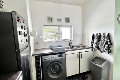 Seaview Beachfront Holiday Apartment - 164 Laguna La Crete in Margate North Beach Seaview Beachfront Holiday Apartment - 164 Laguna La Crete in Margate North Beach