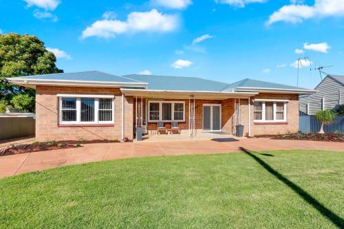 Mabel’s retreat 4 bedrooms,Wifi,Netflix,Kayo near Broken Hill Havaalanı Mabel’s retreat 4 bedrooms,Wifi,Netflix,Kayo near Broken Hill Havaalanı