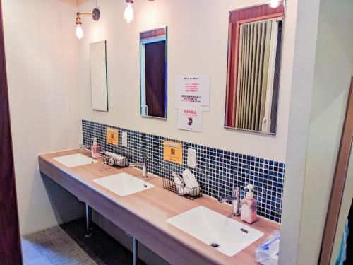 Shower, Hostel JIN near Nishi Kujo Train Station Shower, Hostel JIN near Nishi Kujo Train Station