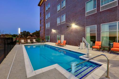 Swimming pool, La Quinta Inn & Suites by Wyndham Lakeway in Lakeway (TX) Swimming pool, La Quinta Inn & Suites by Wyndham Lakeway in Lakeway (TX)
