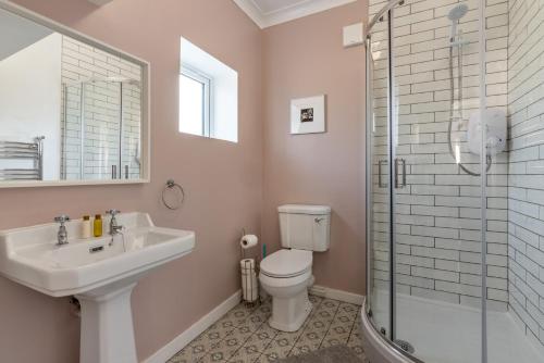 Stylish 2 bedroom Cottage near Glasgow Airport in Renfrewshire Stylish 2 bedroom Cottage near Glasgow Airport in Renfrewshire