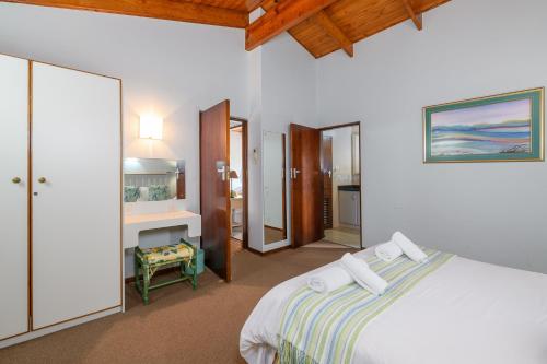 Bad, San Lameer Villa 1924 - 3 Bedroom Classic - 6 pax - San Lameer Rental Agency in Southbroom Bad, San Lameer Villa 1924 - 3 Bedroom Classic - 6 pax - San Lameer Rental Agency in Southbroom