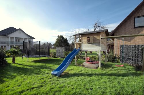 Playground, Modern Wohnen I Smart TV I Terrasse I 2x Parkplatz I 2 Schlafzimmer I 6 Schlafplatze in Bad Oeynhausen Playground, Modern Wohnen I Smart TV I Terrasse I 2x Parkplatz I 2 Schlafzimmer I 6 Schlafplatze in Bad Oeynhausen