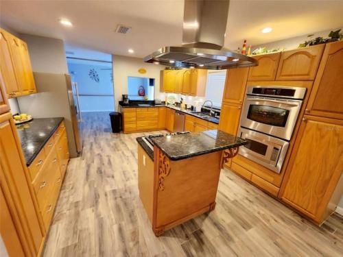 High end beds, SPA, Sauna, Pool in Lutz (FL) High end beds, SPA, Sauna, Pool in Lutz (FL)