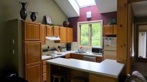 Кухня, Pet Friendly Ski Vacation Condo in Waterville Valley Resort in Уотервилл Вэлли (Нью-Гэмпшир) Кухня, Pet Friendly Ski Vacation Condo in Waterville Valley Resort in Уотервилл Вэлли (Нью-Гэмпшир)
