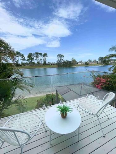 Tranquil Oasis on Pine Lake in Elanora Tranquil Oasis on Pine Lake in Elanora