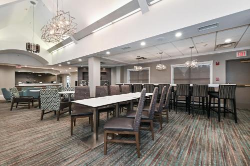 طعام و مشروبات, ريزدنس إن شارلوت بايبر جلين (Residence Inn Charlotte Piper Glen) in Matthews Area طعام و مشروبات, ريزدنس إن شارلوت بايبر جلين (Residence Inn Charlotte Piper Glen) in Matthews Area