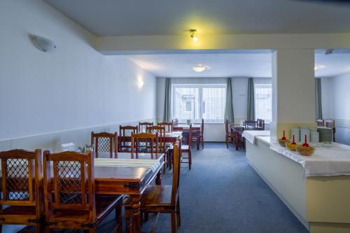 Alimentos e Bebidas, Garni Hotel Trebon in Centro da cidade Alimentos e Bebidas, Garni Hotel Trebon in Centro da cidade