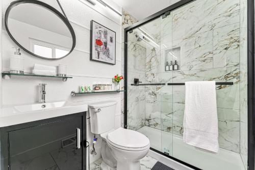 Bathroom, Ash Cir Stylish Family friendly, Hot Tub and Wi-Fi in Greenwood Village (CO) Bathroom, Ash Cir Stylish Family friendly, Hot Tub and Wi-Fi in Greenwood Village (CO)