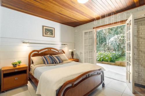 Casa Merlot com Lareira Quadra e Vista para Lago in Rancho Queimado Casa Merlot com Lareira Quadra e Vista para Lago in Rancho Queimado