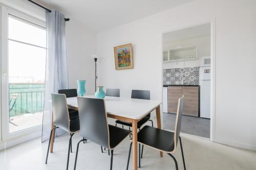 Kitchen, Les 2 Lys in Bretigny-sur-Orge Kitchen, Les 2 Lys in Bretigny-sur-Orge