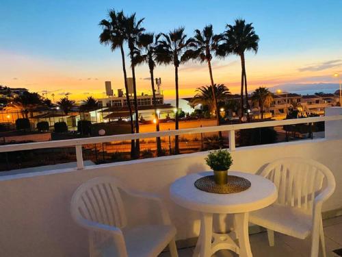 Island soleado y maravillosos atardeceres