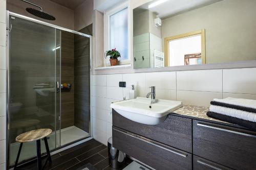 Bathroom, Verde Ferienhaus mit Panorama-Seeblick in Cremia Bathroom, Verde Ferienhaus mit Panorama-Seeblick in Cremia