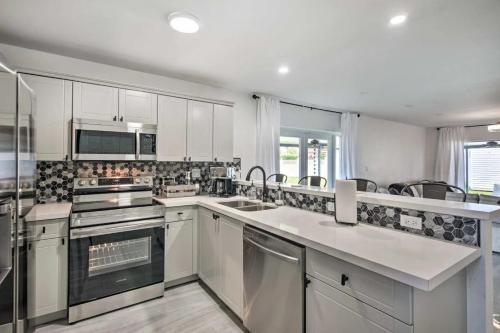 Luxury 3BR-2 1/2 Bath w/Patio Entertainment area in Country Club Luxury 3BR-2 1/2 Bath w/Patio Entertainment area in Country Club