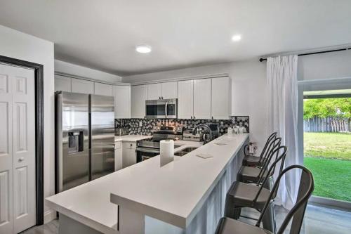 Luxury 3BR-2 1/2 Bath w/Patio Entertainment area in Country Club Luxury 3BR-2 1/2 Bath w/Patio Entertainment area in Country Club