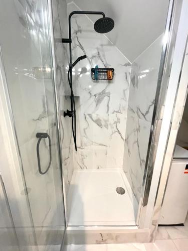 Bathroom, Appartement Vincennes proche metro 15 minutes Marais in Vincennes Bathroom, Appartement Vincennes proche metro 15 minutes Marais in Vincennes