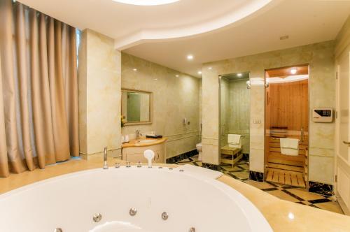 Shower, Muong Thanh Grand Bac Giang Hotel in Bac Giang Shower, Muong Thanh Grand Bac Giang Hotel in Bac Giang