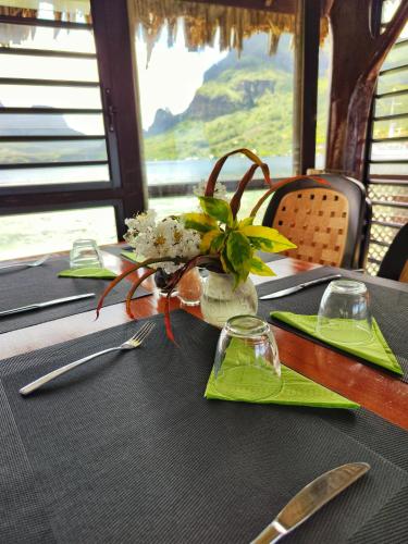 Restaurant, Hotel Kaveka in Moorea Island Restaurant, Hotel Kaveka in Moorea Island