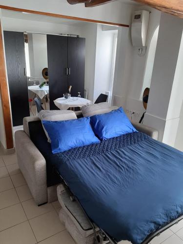 T1 grand confort - 3 minutes a pieds de la gare - jardin - Netflix - WIFI- Parking in Pontoise T1 grand confort - 3 minutes a pieds de la gare - jardin - Netflix - WIFI- Parking in Pontoise