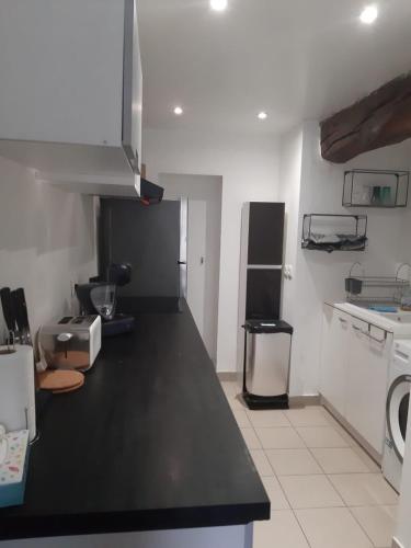 T1 grand confort - 3 minutes a pieds de la gare - jardin - Netflix - WIFI- Parking in Pontoise T1 grand confort - 3 minutes a pieds de la gare - jardin - Netflix - WIFI- Parking in Pontoise