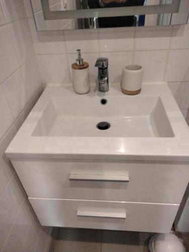 T1 grand confort - 3 minutes a pieds de la gare - jardin - Netflix - WIFI- Parking in Pontoise T1 grand confort - 3 minutes a pieds de la gare - jardin - Netflix - WIFI- Parking in Pontoise