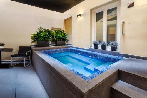 Úszómedence, Catalonia Plaza Mayor Hotel near Centro de Arte Reina Sofía Nemzeti Múzeum Úszómedence, Catalonia Plaza Mayor Hotel near Centro de Arte Reina Sofía Nemzeti Múzeum