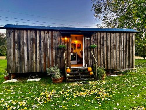 Výhled, Mountbatten Shepherds hut & Buckhurst Shepherds hut in Smeeth Výhled, Mountbatten Shepherds hut & Buckhurst Shepherds hut in Smeeth