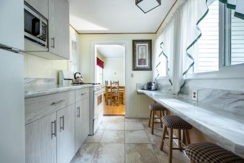 Kitchen, The Juliana Resort in Diamond Point (NY) Kitchen, The Juliana Resort in Diamond Point (NY)