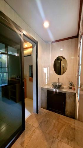 Bathroom, Cassiopeia Srithanu Apartments in Ko Pha-ngan Bathroom, Cassiopeia Srithanu Apartments in Ko Pha-ngan