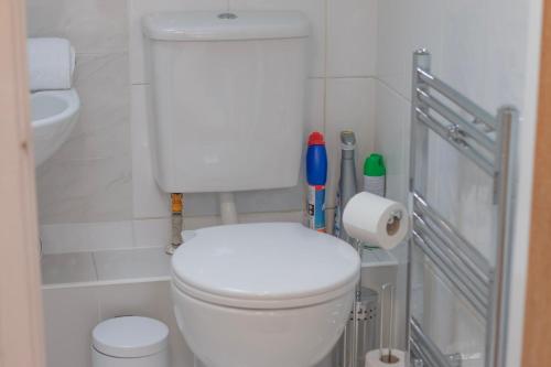 Banheiro, Free Parking: TwoBedroom Cardiff Bay TownHouse by PROPERTY PROMISE in Cardiff Bay Banheiro, Free Parking: TwoBedroom Cardiff Bay TownHouse by PROPERTY PROMISE in Cardiff Bay