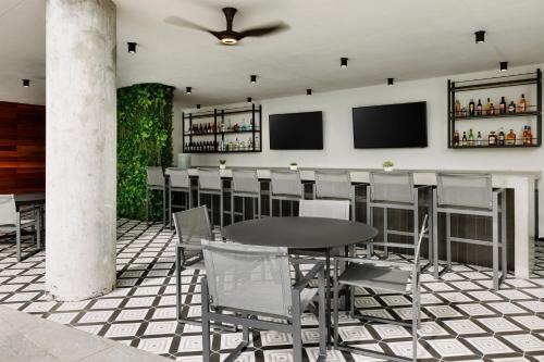Mâncare şi băutură, The Elser Hotel Miami - An All-Suite Hotel in Miami (FL) Mâncare şi băutură, The Elser Hotel Miami - An All-Suite Hotel in Miami (FL)
