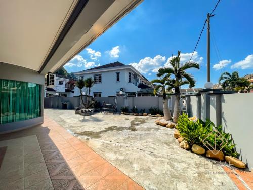 Ipoh Happy Happy Suite by Verve (12pax) EECH63 near Gua Gek Lok Tong Limestone Cave Ipoh Happy Happy Suite by Verve (12pax) EECH63 near Gua Gek Lok Tong Limestone Cave