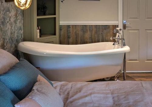 Luxury retreat in Lincolnshire with hot tub in Holdingham Luxury retreat in Lincolnshire with hot tub in Holdingham