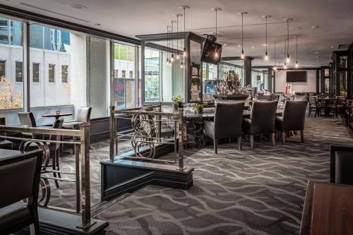 Restaurant, Delta Hotels by Marriott Montreal near Cathedral of Marie-Reine-du-Monde Restaurant, Delta Hotels by Marriott Montreal near Cathedral of Marie-Reine-du-Monde
