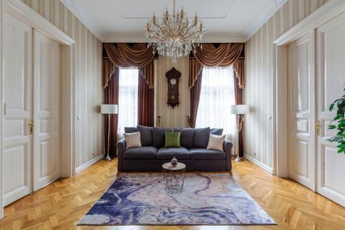 Luxury Central Home next to the New York Café