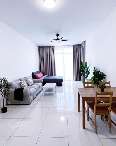 23A11Beacon#G'town#InfinityPool in George Town 23A11Beacon#G'town#InfinityPool in George Town