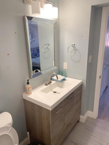 Beautiful master bedroom with private bathroom in Fells Point Beautiful master bedroom with private bathroom in Fells Point