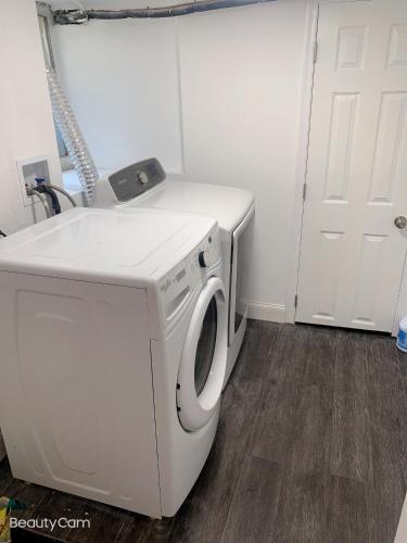 Beautiful master bedroom with private bathroom in Fells Point Beautiful master bedroom with private bathroom in Fells Point