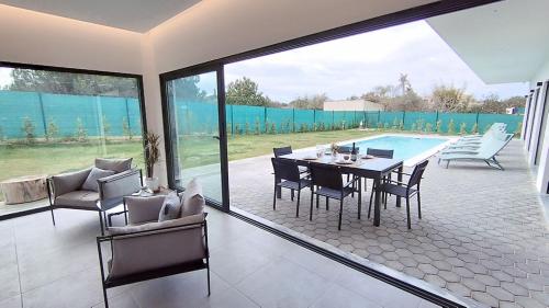 Valverde 3 Villa, Vilamoura, Algarve, only 5 minutes from Marina, Golf and Beach in คาตีรา Valverde 3 Villa, Vilamoura, Algarve, only 5 minutes from Marina, Golf and Beach in คาตีรา