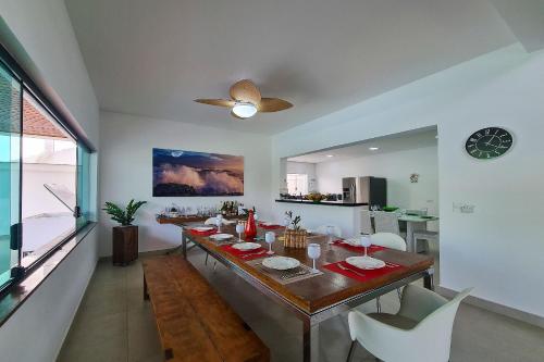 Facilities, Casa com piscina, varanda e lazer em condominio in Jardim Acapulco Facilities, Casa com piscina, varanda e lazer em condominio in Jardim Acapulco